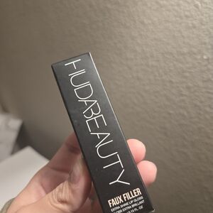 HUDA BEAUTY Faux Filler Lip Gloss